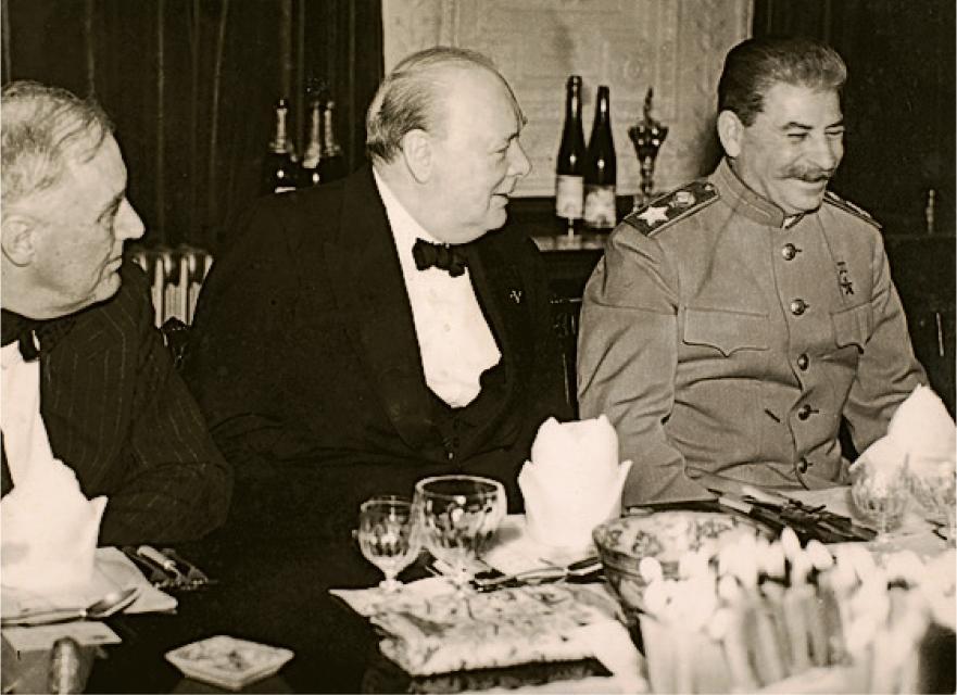 1943年德黑蘭會議期間，蘇聯總書記斯大林（右）參加了英國首相邱吉爾（中）的生日宴會。（網上圖片）