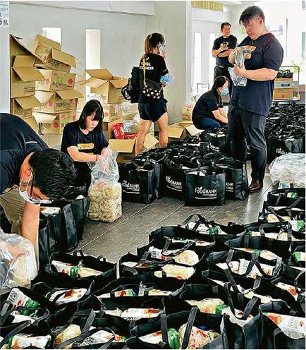 新加坡食物銀行向300多名合作伙伴供應糧食，當中包括服務家庭及殘疾人士的慈善團體、長者中心等。(新加坡食物銀行提供)
