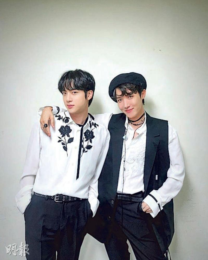 J-Hope（右）準備入伍，正服役的BTS隊友Jin（左）留言表示歡迎。