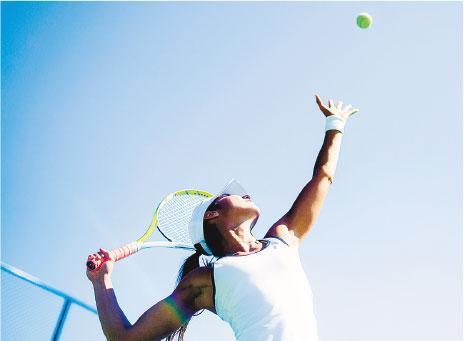 高危運動——打網球經常重複舉手，是旋轉肌腱受損的高危運動。（設計圖片，nd3000@iStockphoto）
