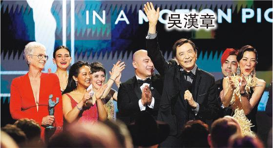 資深華裔演員吳漢章壓軸致辭，贏得笑聲與掌聲。（路透社）