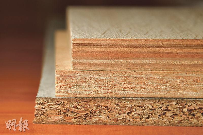 3種木材——（上至下）木夾板、中纖維木板及蔗渣木板，因內裏木質密度不同，三者吸濕情况亦有分別，當中以空間較多的蔗渣木最易吸濕。（黃志東攝）