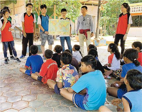 訪柬埔寨送暖：參與義教——銀禧學生分別在柬埔寨的村校、孤兒院作義教。（受訪者提供）