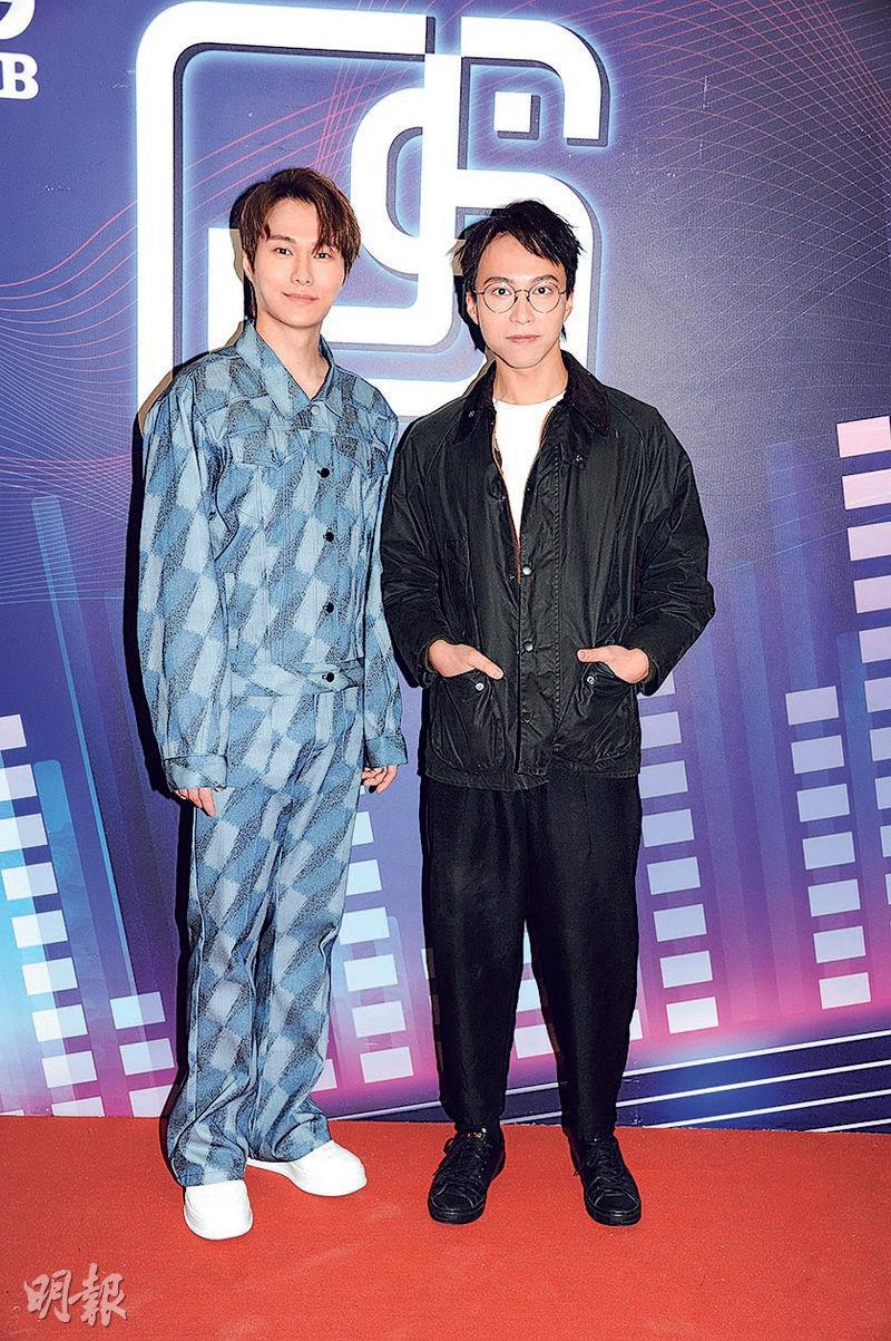 胡鴻鈞（左）和吳業坤（右）錄影《勁歌金曲》，宣傳合唱歌《友共情》。（攝影/記者：陳釗）