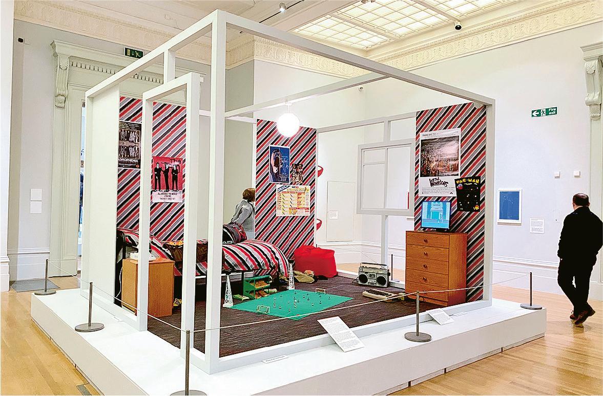 家居空間--小主題A Period of Sharp Contrast展區，將藝術作品放在恍如家居的空間，帶出英國1970及1980年經濟低迷與創意爆發的對比。（Dawn Hung攝）