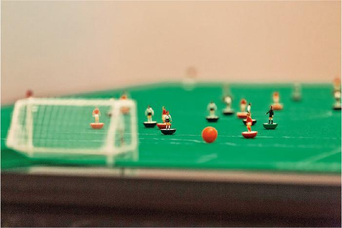 足球遊戲--Mark Wallinger的雕塑作品They Think It's All Over...It Is Now，以桌上足球遊戲Subbuteo及1966年世界盃英格蘭以4比2打贏西德一役為創作靈感。（Robin Clewley攝）