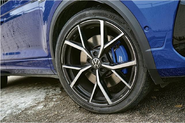 薄身輪胎--配置專屬19吋合金輪圈及薄身跑車化輪胎，以提升抓地表現。（莊達民攝）
