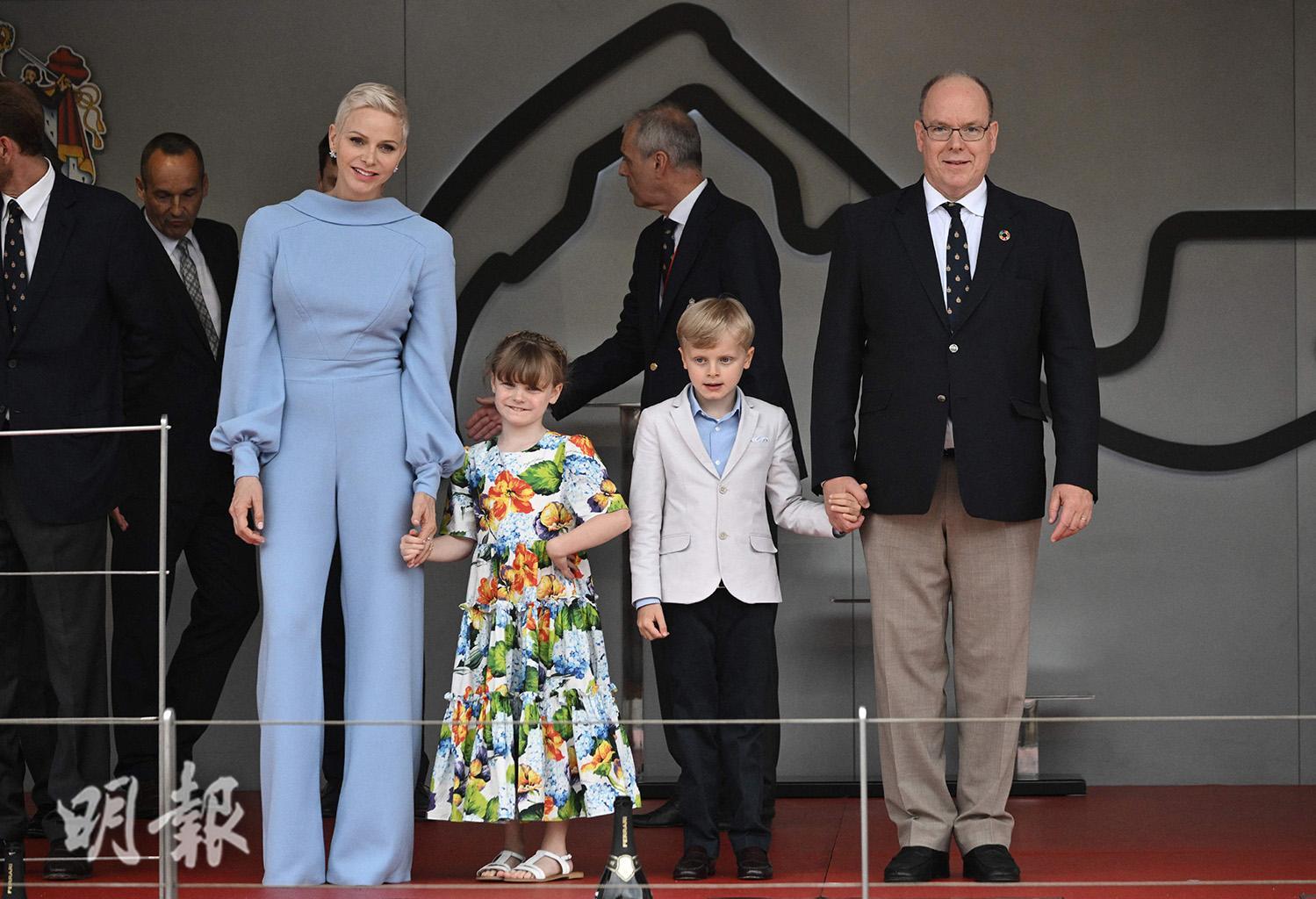 2022年5月29日，摩納哥阿爾貝二世親王（右）、王妃維特斯托克（左）與一對龍鳳胎（中）出席活動。（法新社）
