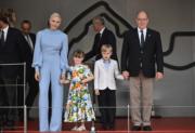 2022年5月29日，摩納哥阿爾貝二世親王（右）、王妃維特斯托克（左）與一對龍鳳胎（中）出席活動。（法新社）