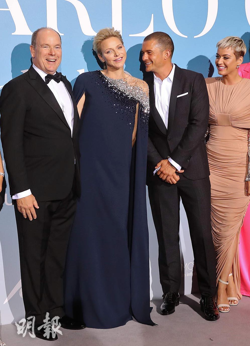 （左起）摩納哥元首阿爾貝二世親王與妻子維特斯托克，以及奧蘭度布林（Orlando Bloom）、Katy Perry出席Monte-Carlo Gala。（法新社）