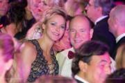 2018年7月27日，摩納哥元首阿爾貝二世親王（右）與妻子維特斯托克（左），出席一年一度的Red Cross Ball晚宴。（Prince's Palace of Monaco facebook圖片）