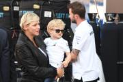 2018年5月25日，摩納哥王妃維特斯托克（左）抱着兒子Jacques小王子參觀一級方程式賽車（F1）車隊的加油站。（法新社）