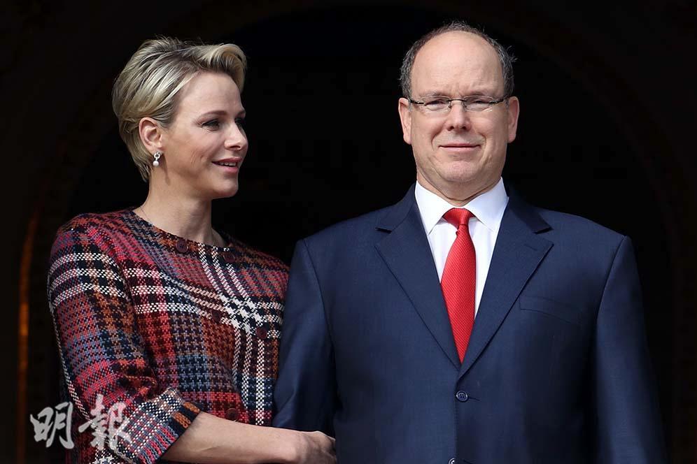 2018年1月27日，摩納哥元首阿爾貝二世親王 (右) 與妻子維特斯托克 (左) (法新社)