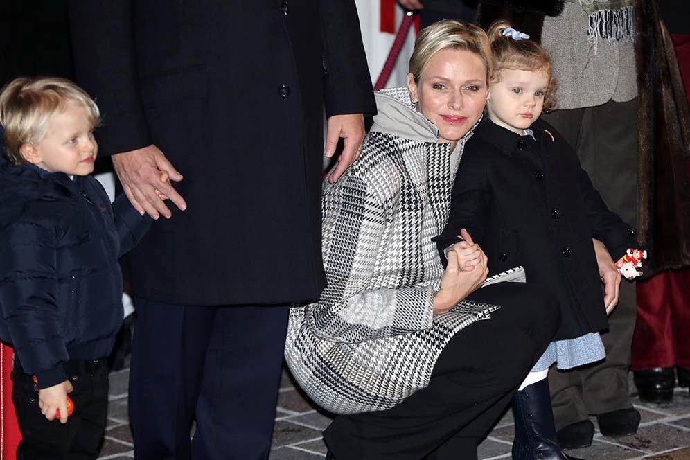 2018年1月26日，摩納哥元首阿爾貝二世親王的妻子維特斯托克 (穿灰色格子褸)、愛兒Jacques小王子 (左一)、愛女Gabriella小公主 (右一) (法新社)