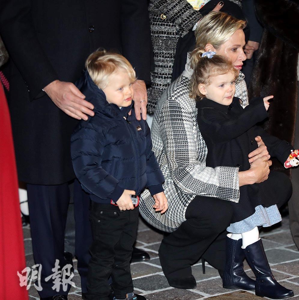 2018年1月26日，摩納哥元首阿爾貝二世親王的妻子維特斯托克 (穿灰色格子褸)、愛兒Jacques小王子、愛女Gabriella小公主 (法新社)