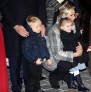 2018年1月26日，摩納哥元首阿爾貝二世親王的妻子維特斯托克 (穿灰色格子褸)、愛兒Jacques小王子、愛女Gabriella小公主 (法新社)