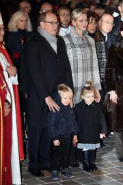 2018年1月26日，摩納哥元首阿爾貝二世親王、妻子維特斯托克、愛兒Jacques小王子、愛女Gabriella小公主 (法新社)