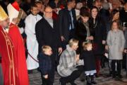 2018年1月26日，摩納哥元首阿爾貝二世親王拖着愛兒Jacques小王子、妻子維特斯托克蹲下握着愛女Gabriella小公主小手。 (法新社)