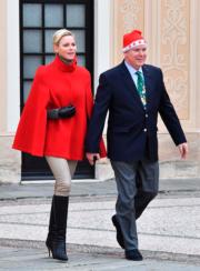 2017年12月20日，摩納哥元首阿爾貝二世親王 (右) 與妻子維特斯托克 (左) 出席聖誕活動。(法新社)