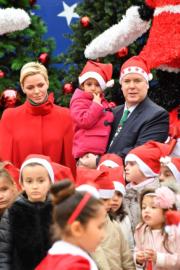2017年12月20日，摩納哥元首阿爾貝二世親王 (後排右) 與妻子維特斯托克 (後排左) 出席聖誕活動。(法新社)