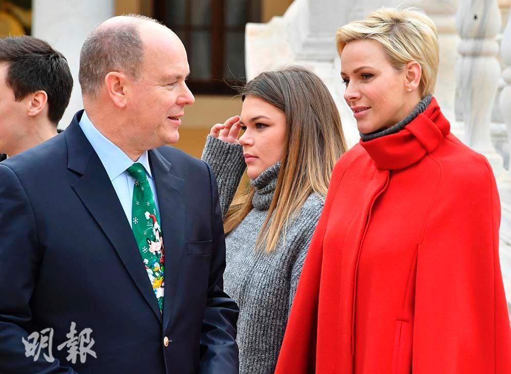 2017年12月20日，摩納哥元首阿爾貝二世親王 (左) 與妻子維特斯托克 (右) 出席聖誕活動。(法新社)