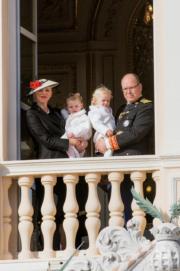 摩納哥王妃維特斯托克（左）、阿爾貝二世親王（右）與一對龍鳳胎 (Prince's Palace of Monaco facebook圖片)
