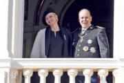 摩納哥王妃維特斯托克與丈夫阿爾貝二世親王於國慶日在露台會見民眾。（2014年法新社資料圖片）