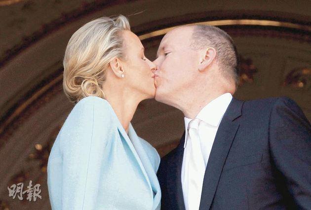 摩納哥阿爾貝二世親王跟維特斯托克在王宮內註冊結婚後，情深一吻。（2011年法新社圖片）