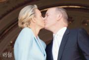 摩納哥阿爾貝二世親王跟維特斯托克在王宮內註冊結婚後，情深一吻。（2011年法新社圖片）