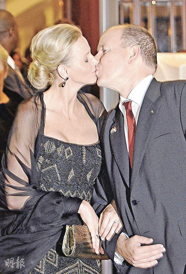 摩納哥王妃維特斯托克與丈夫阿爾貝二世親王在南非德班一間酒店外舉行新婚派對。（2011年法新社圖片）