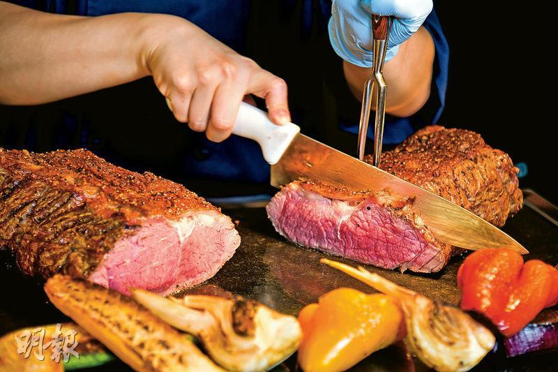 除了魚生壽司，港畔餐廳自助餐桌上的西式肉扒同樣是極受歡迎。（黃志東攝）