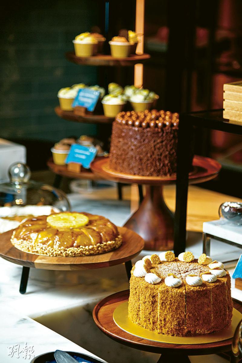 餐廳甜品主廚炮製多款原個美式蛋糕供客人細意品嘗。（黃志東攝）