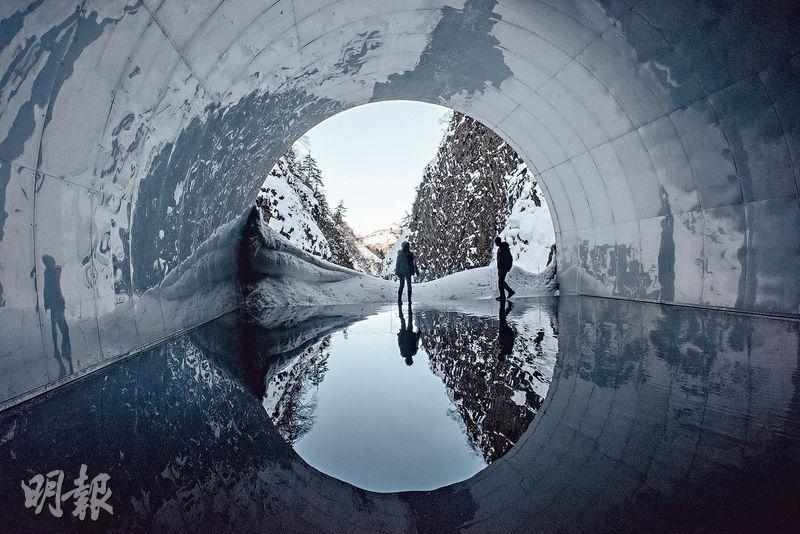 光之隧道——清津峽隧道內天空之鏡藝術裝置，吸引不少遊人慕名前往。（卓文慧攝）