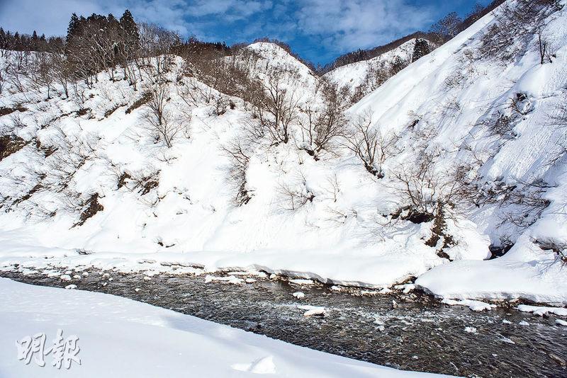 六角岩石——雖然在冬天看不清峽谷壁的六角岩石，但鋪滿雪又是另一美態。（卓文慧攝）