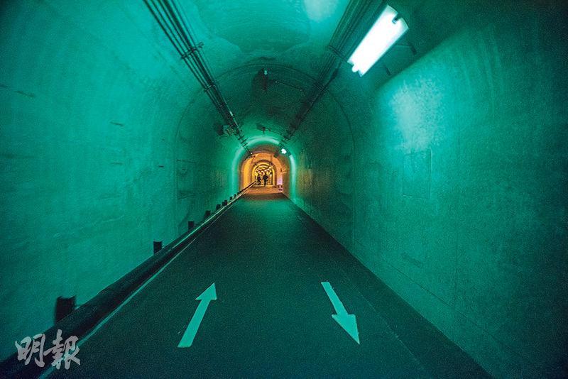 隧道內每段均有不同燈光變化。（卓文慧攝）