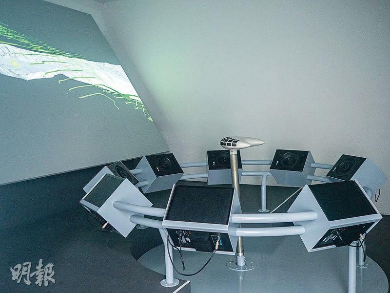 荷蘭藝術家以衛星圖創作的模擬駕駛室。（卓文慧攝）