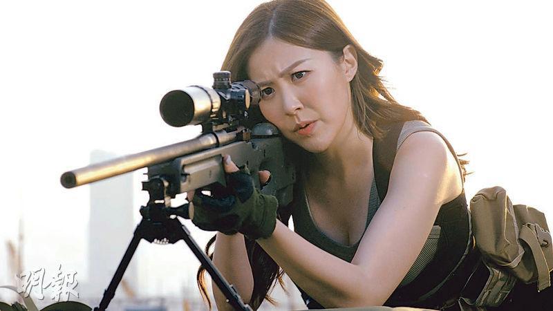 劉佩玥飾演隱形任務戰略部隊成員，開槍快狠準。
