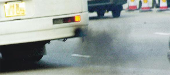 空氣污染——車輛揚起的灰塵混合花粉在空氣傳播，使其更容易接觸到人的眼睛、鼻和喉嚨，可能會使花粉症惡化。（資料圖片）