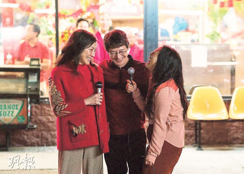 楊紫瓊（左）穿著紅色戲服作慈善拍賣，結果籌得11萬港元善款。