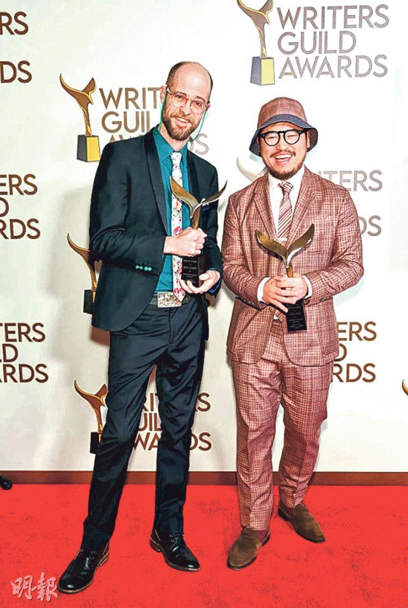 《奇異女俠玩救宇宙》導演丹尼爾施奈特（左）及關家永（右）獲頒WGA最佳原創劇本獎。（Getty Images）