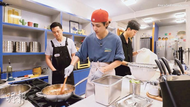 BTS成員V（中）自認廚藝欠佳，為拍節目專誠拜師學藝。