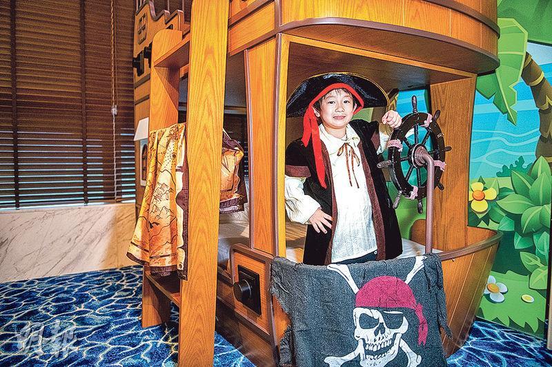 化身船長——海盜房的上下格牀變成巨型海盜船，船舵更可以活動，讓小朋友化身船長。（朱安妮攝）