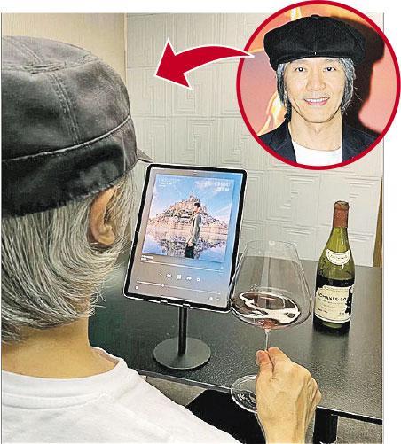 周星馳邊聽周杰倫的歌邊歎紅酒，並留言「香港見」。（網上圖片）