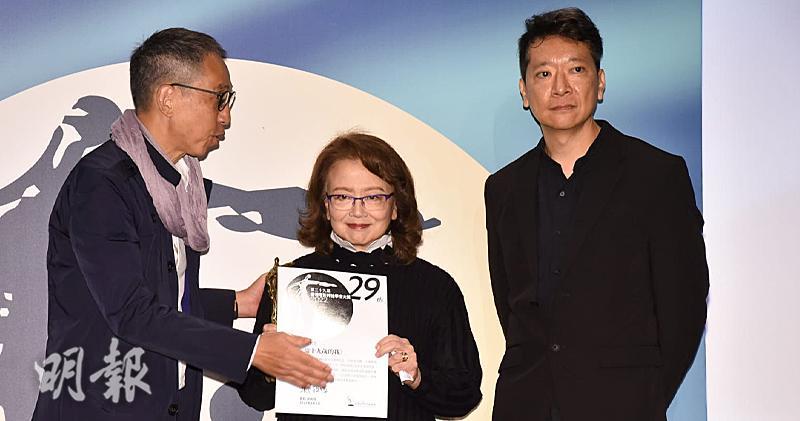 紀錄片《給十九歲的我》獲《第29屆香港電影評論學會大獎》頒發「最佳電影」獎項，張婉婷導演因電影爭議而缺席，監製黃慧（中）及聯合導演郭偉倫（右）上台領獎。（鍾偉茵攝）