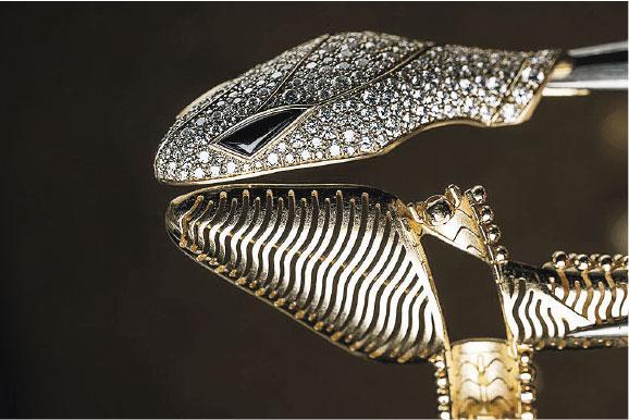 蛇頭機關——部分Serpenti珠寶腕表採用特別的「關節」設計，蛇頭位置可以開合，讓珠寶匠將表盤隱藏在蛇頭內。（品牌提供）