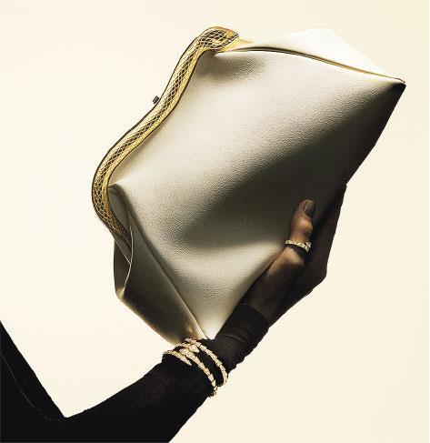 流線形蛇身——珠寶以外，品牌也積極發展其他配飾，例如今年推出的新款手袋，將流線形的蛇身巧妙地融合到手袋上方開合的位置。（品牌提供）