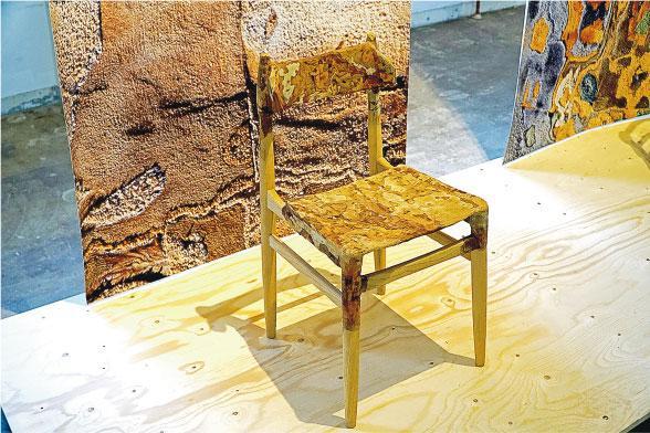 「皮繼」家品——同樣以皮碎作為素材的Juliana Verastegue Bayle，以其畢業作品Recover呈現以剩材作為修補素材的可能。方法是先將皮碎壓成一大幅皮革，然後利用素材的硬度取代木材，將之用於手椅等家品或接合部分，為破椅子帶來不亞於金繼的美感。（Dawn Hung攝）