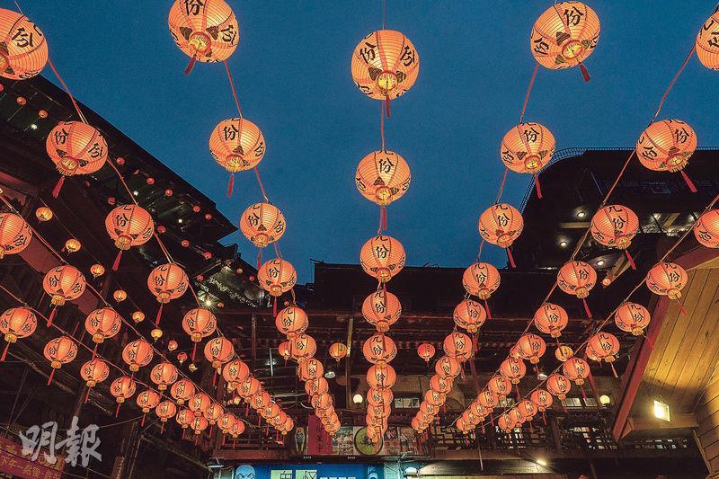 廣場燈海——昇平戲院廣場的燈海，每晚6時準時亮燈。（梁幹持攝）