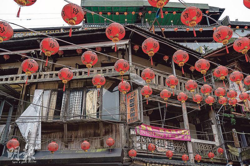 《悲情城市》拍攝場景「小上海」已荒廢待售，只餘下破落的建築和招牌。（梁幹持攝）