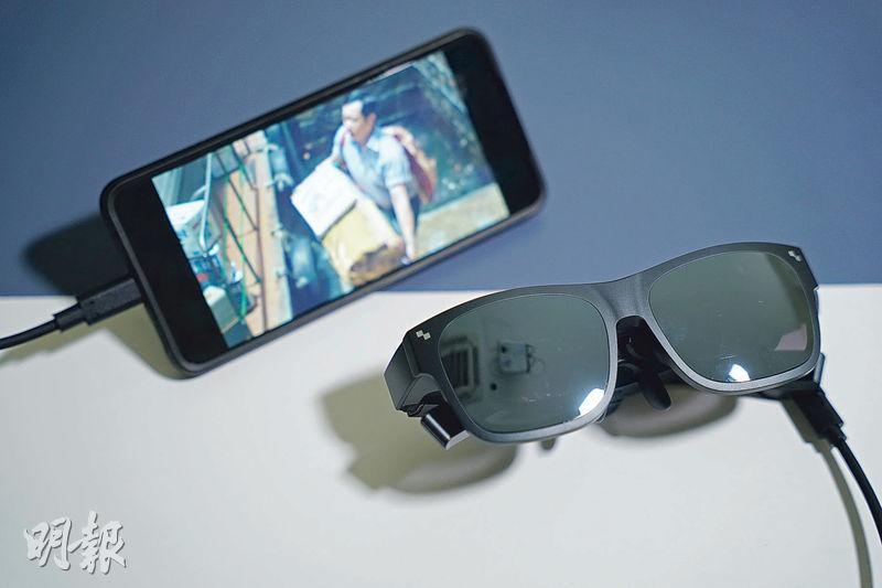 Micro OLED——NXTWEAR S內置Micro OLED技術，連上手機看影片時，能提供接近4米距離外看130吋屏幕的視角。（楊柏賢攝）